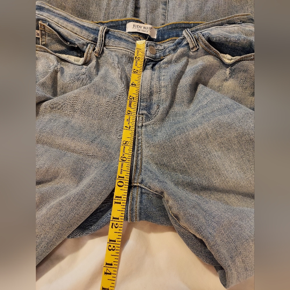 Judy Blue Light Wash Straight Leg Jeans With Raw Edge Hem - 15 - Picture 6 of 9